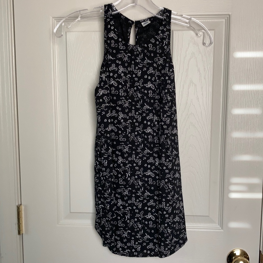 Old Navy Women’s Black Floral Patterned Tank (size S)